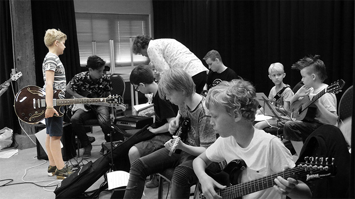 ELEKTRISCHE GITAARLES, JONGER DAN 21 JAAR, 20 MIN.