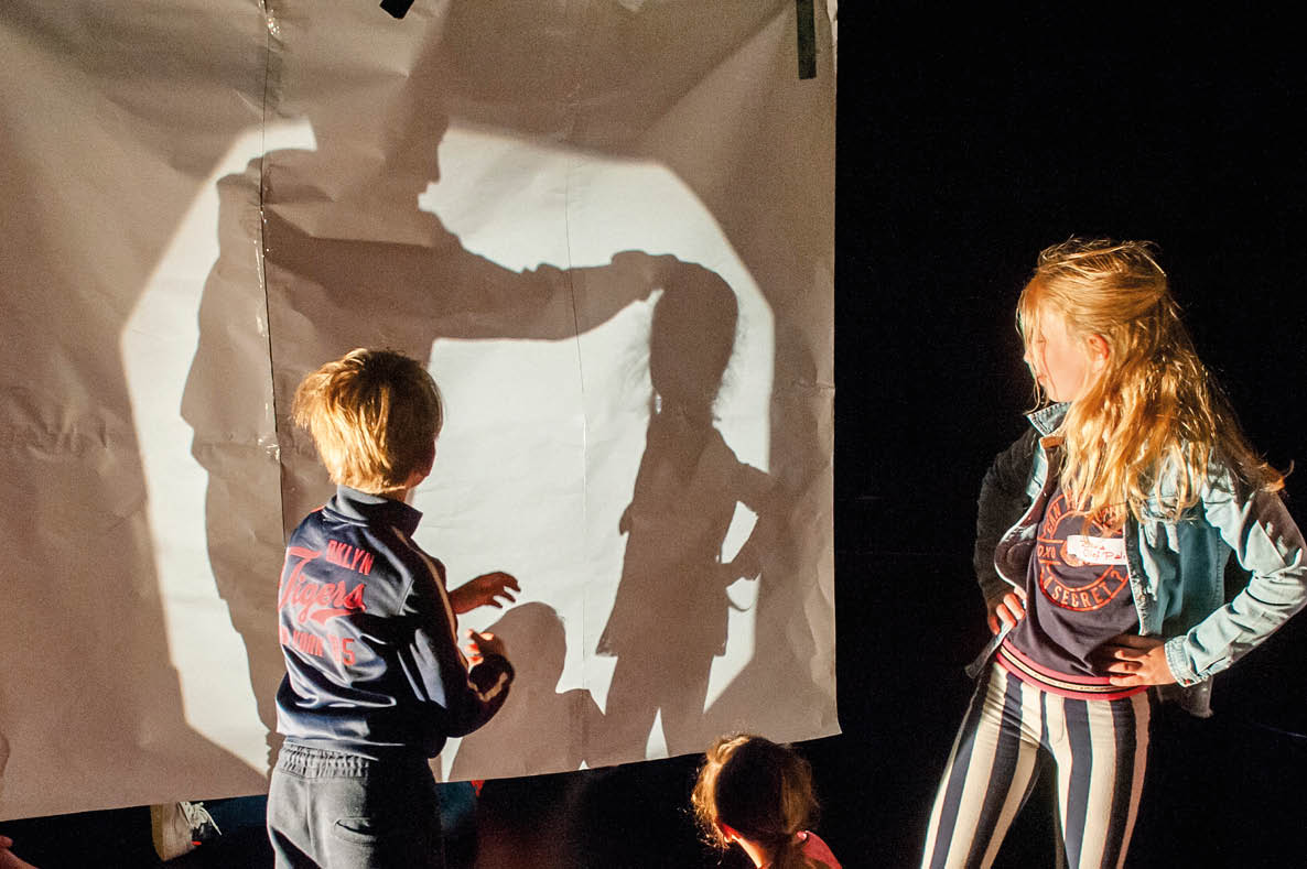 Drunen  Noodopvang voor basisschoolleerlingen bij Het Pieck in de Voorste Venne in Drunen, Marc van Creij van Het Pieck (links) samen met de leerlingen bezig met een schimmenspel